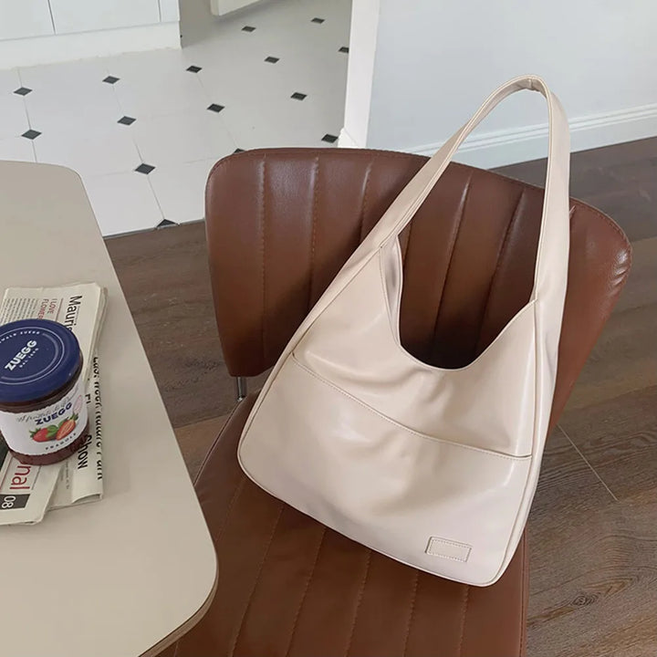 liv | relaxed hobo bag in leather look