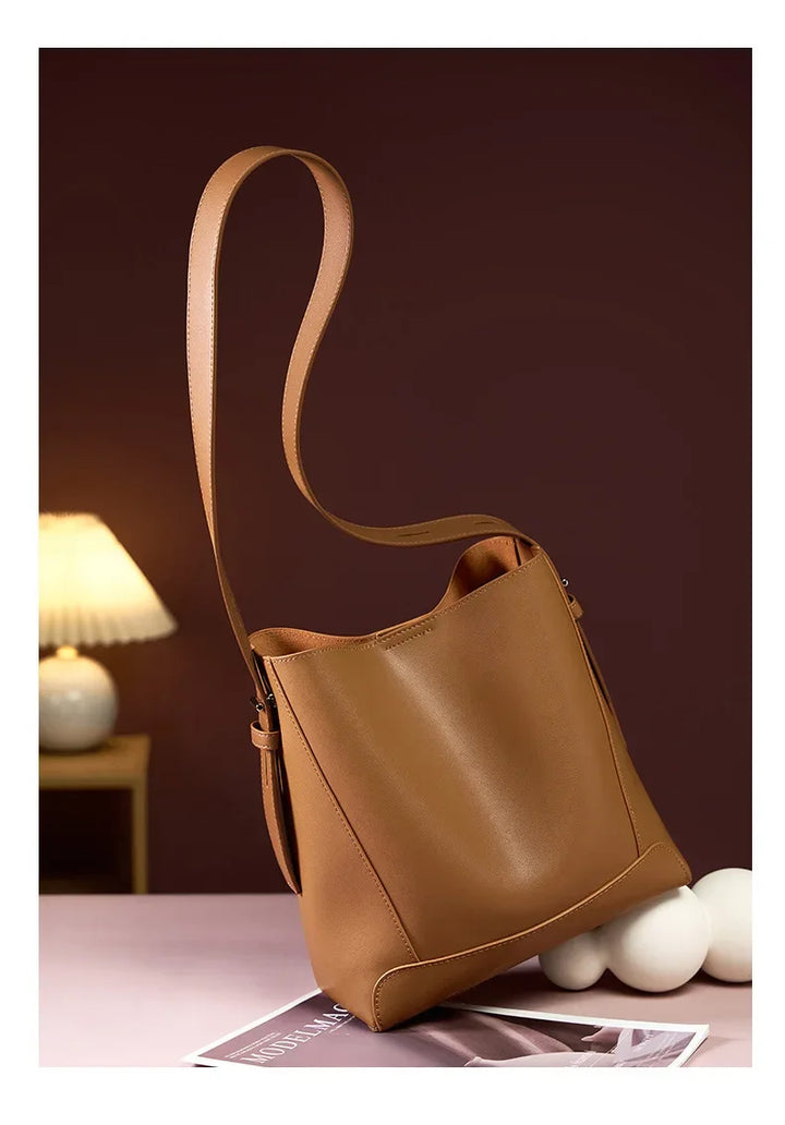 tine |  elegant sand-colored shoulder bag with belt handle