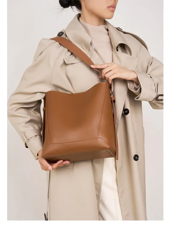 tine |  elegant sand-colored shoulder bag with belt handle