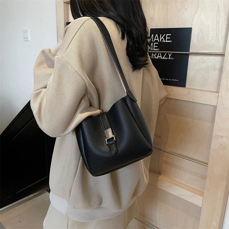 iris | modern bucket bag in leather look