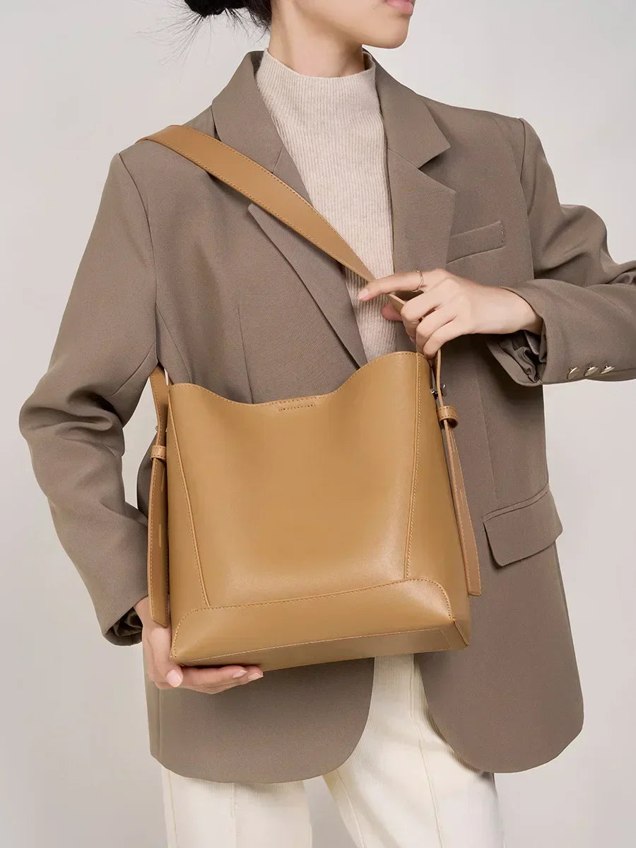 tine |  elegant sand-colored shoulder bag with belt handle