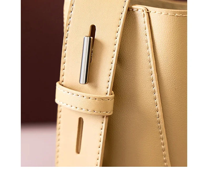 tine |  elegant sand-colored shoulder bag with belt handle