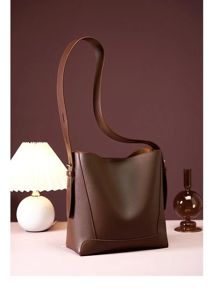 tine |  elegant sand-colored shoulder bag with belt handle