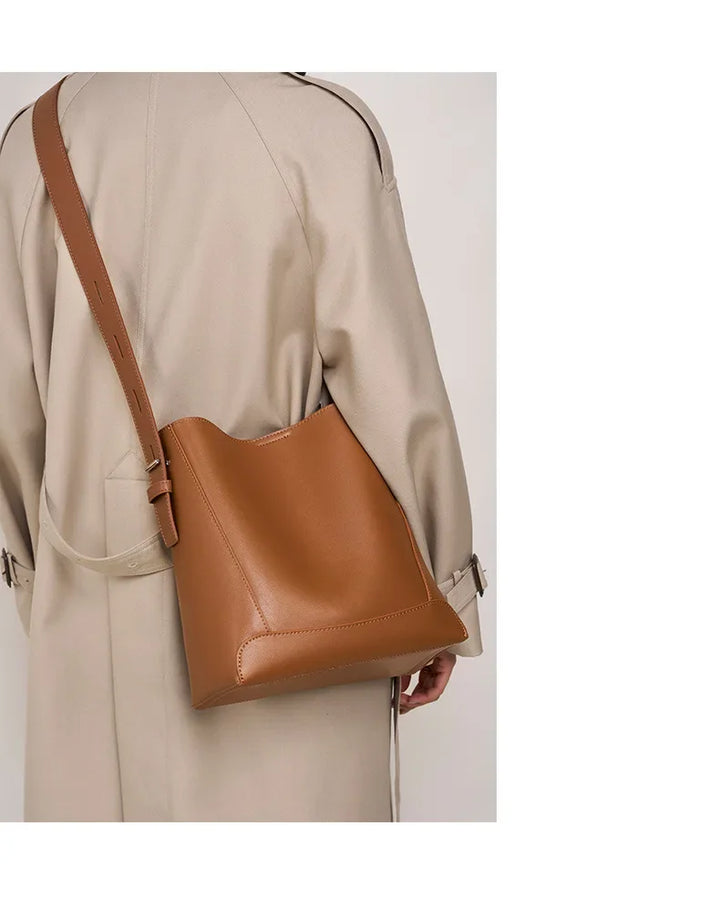 tine |  elegant sand-colored shoulder bag with belt handle