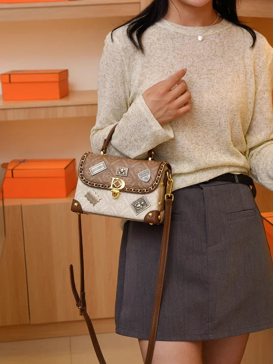 zelda | retro shoulder bag with monogram and gold details