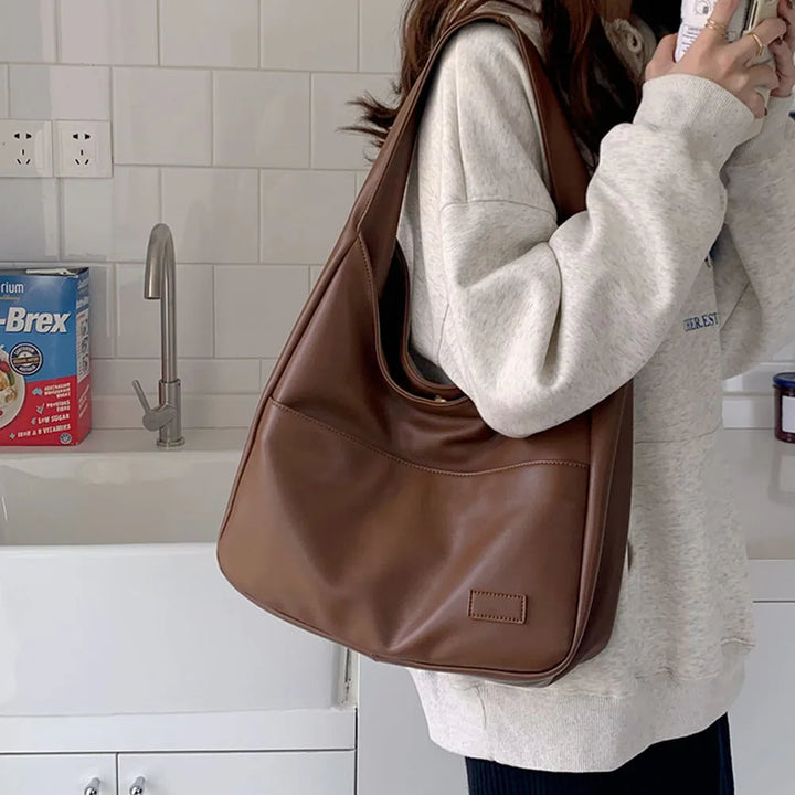 liv | relaxed hobo bag in leather look