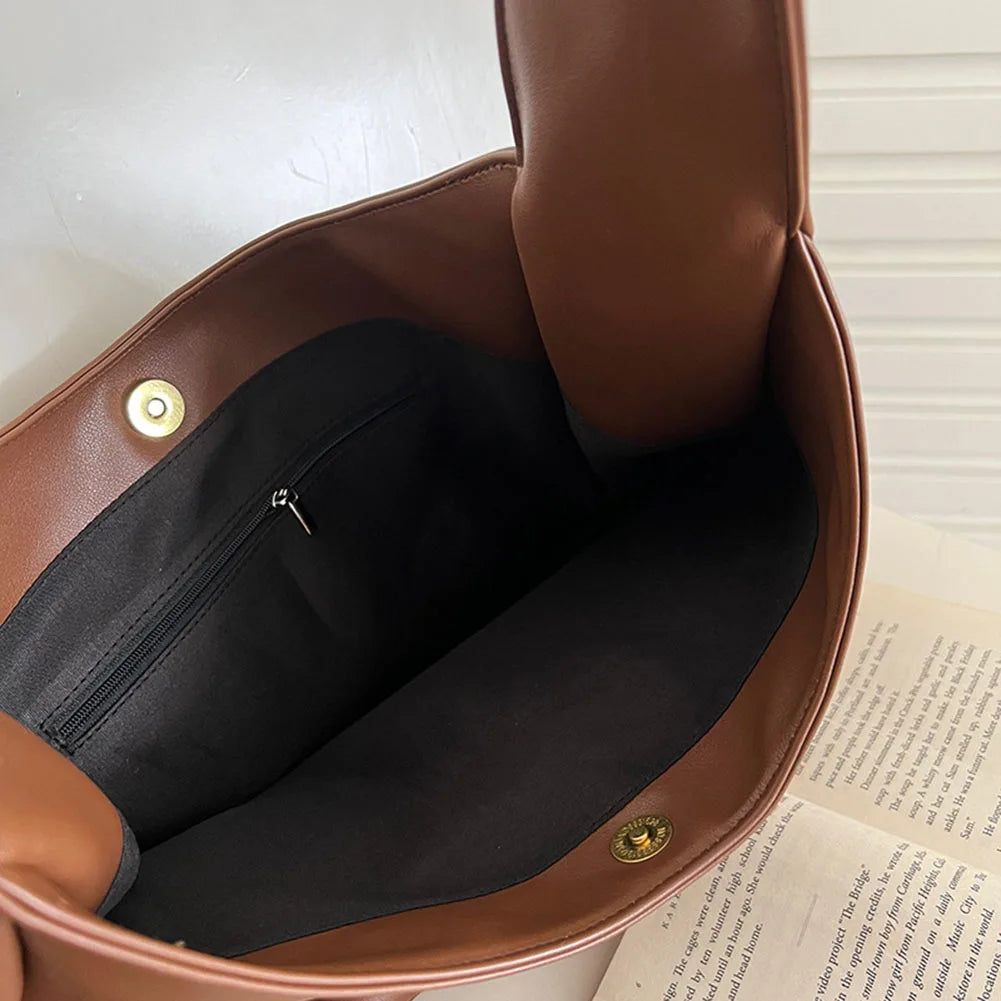 liv | relaxed hobo bag in leather look