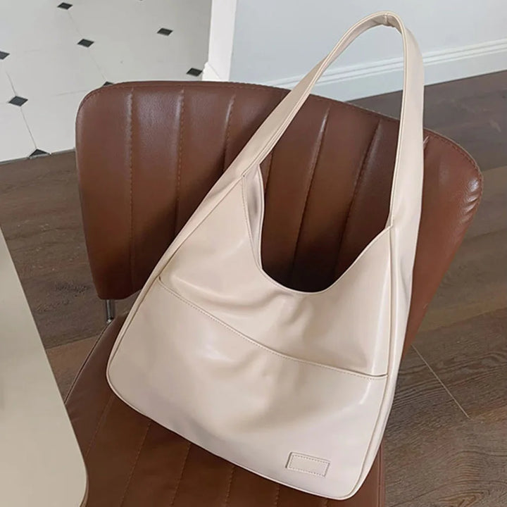 liv | relaxed hobo bag in leather look