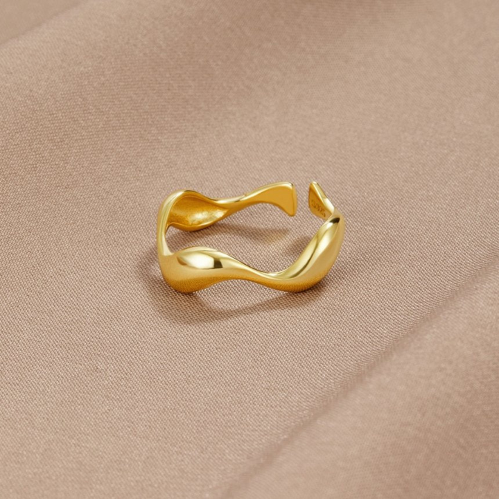 ELEGANT WAVE RING