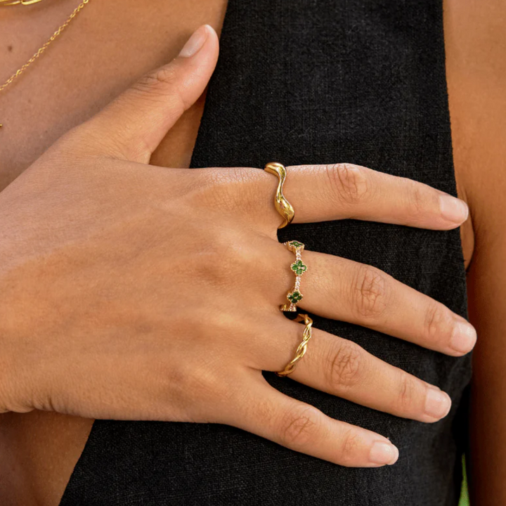 ELEGANT WAVE RING