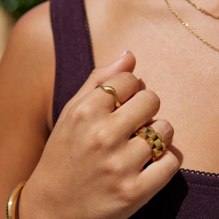 ELEGANT WAVE RING